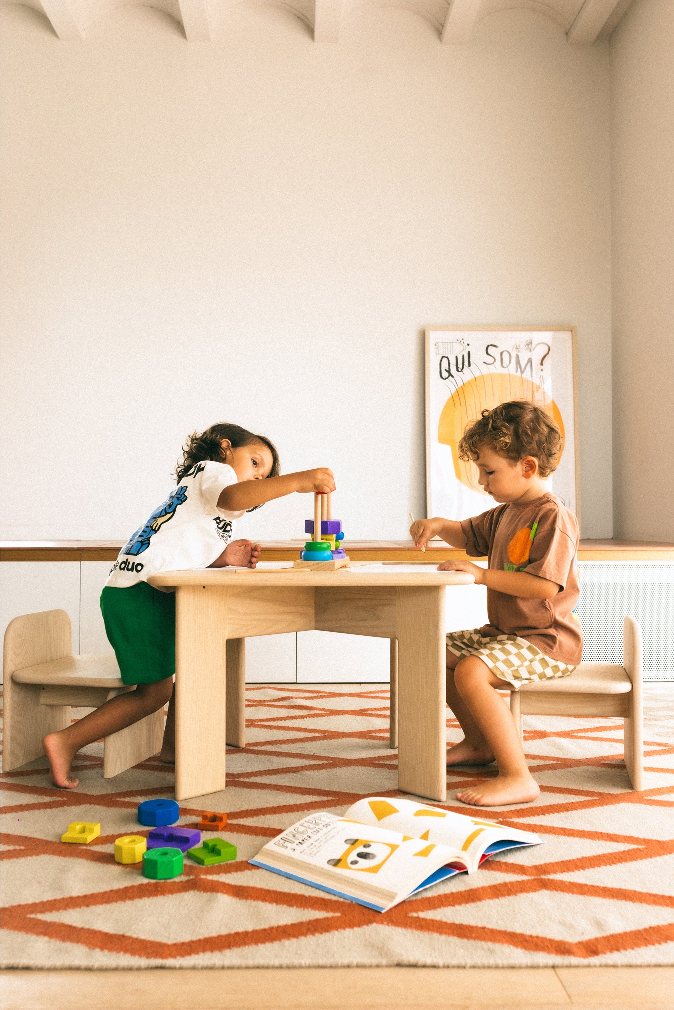 Mesas, sillas y escritorios